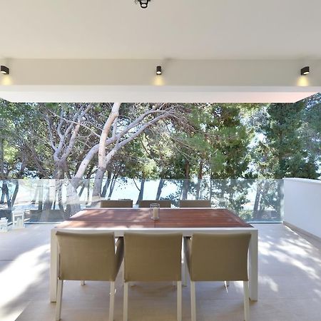 Chiponsky One - 5 Star Beachfront Property Bol Exterior photo