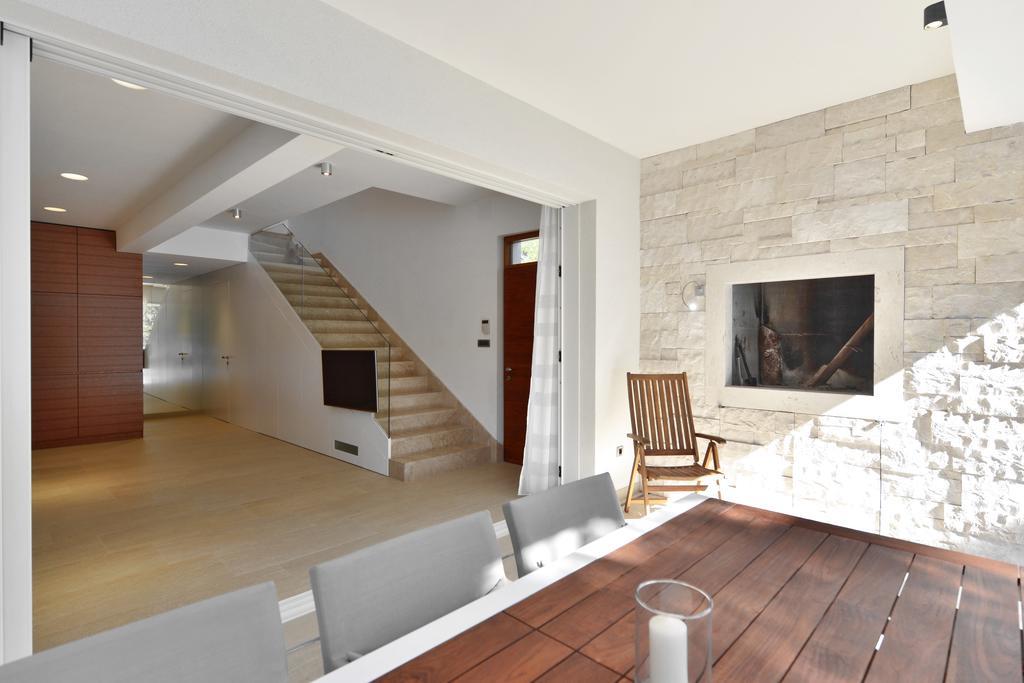 Chiponsky One - 5 Star Beachfront Property Bol Exterior photo