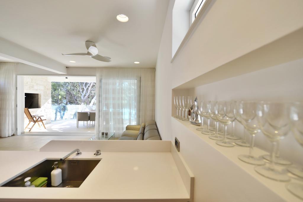 Chiponsky One - 5 Star Beachfront Property Bol Exterior photo